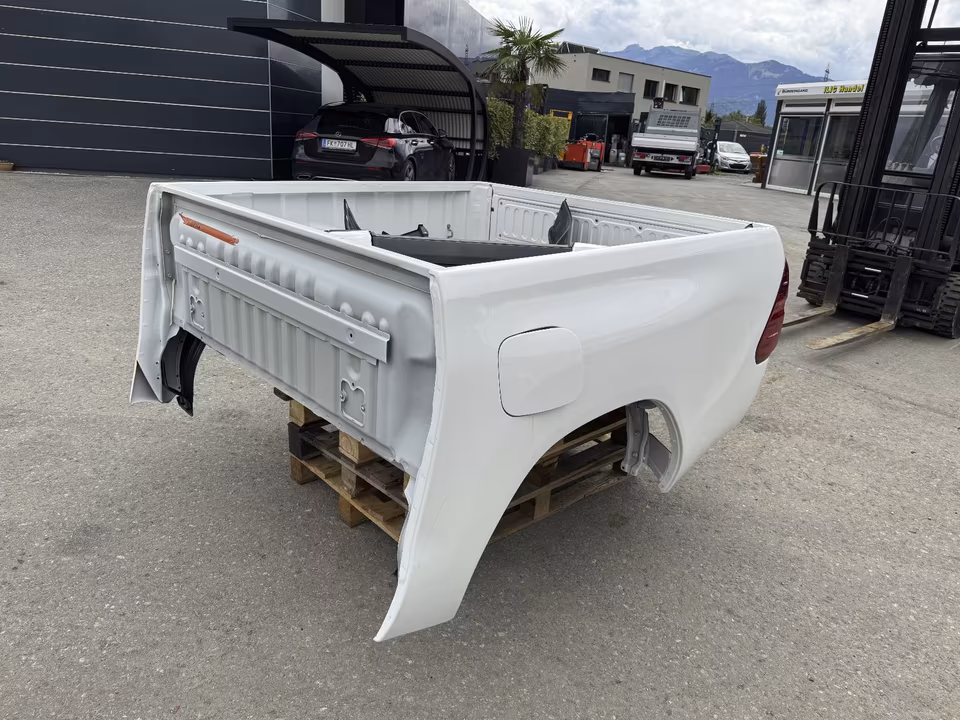 Toyota Hilux Double Cab flatbed - Image 9