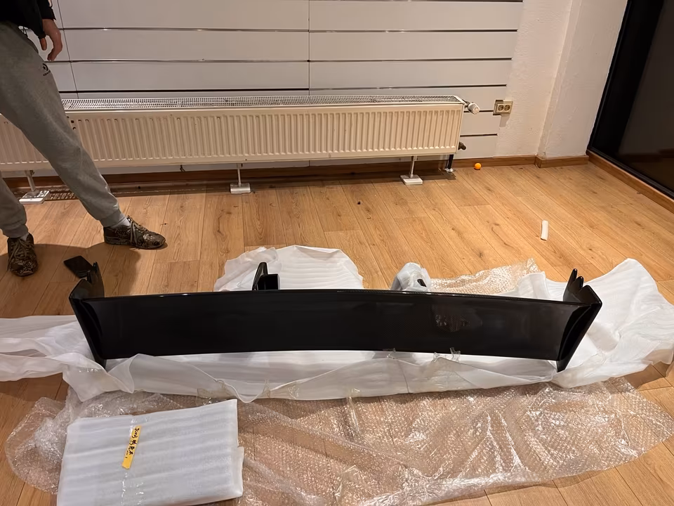 Carbon fiber rear spoiler / roof spoiler for Nissan Skyline GTR R35 – NEW