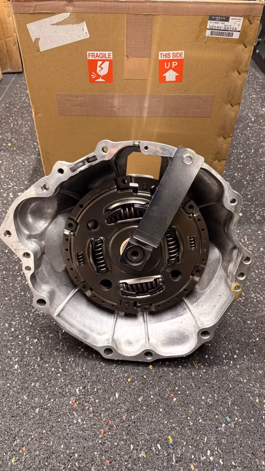 Nissan GTR R35 Bell Housing Flywheel Bell like new 32040-6AV0A - Image 8
