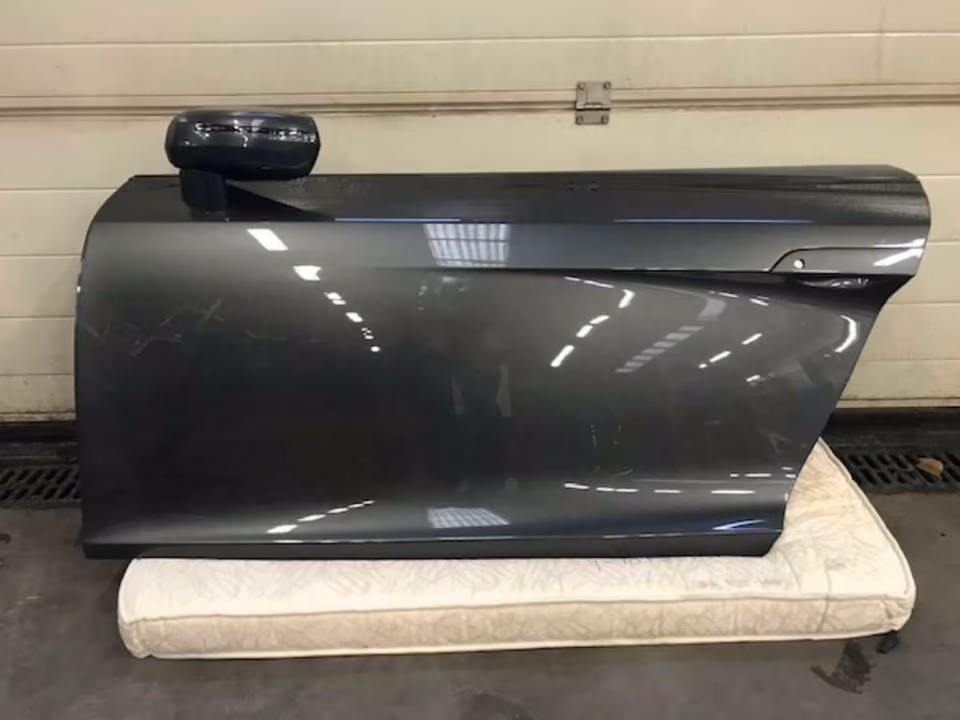 Left door for AUDI R8 Cabriolet, complete with window, year of manufacture 2014, color grey.