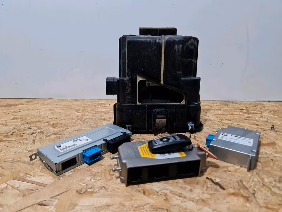 BMW 5 Series F10 F11 Engine ECU Control Unit 8510137 ZGW-01 9244261 KIT