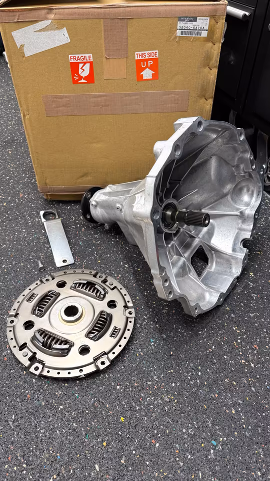 Nissan GTR R35 Bell Housing Flywheel Bell like new 32040-6AV0A