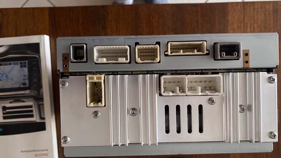 Toyota Hilux TNS 510 Navi - Image 3