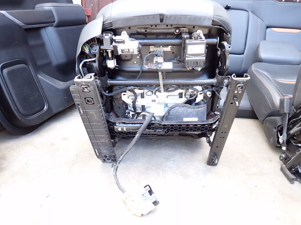 GMC Sierra 2019 Seats Interior Rear Bench Door Panels - Image 4