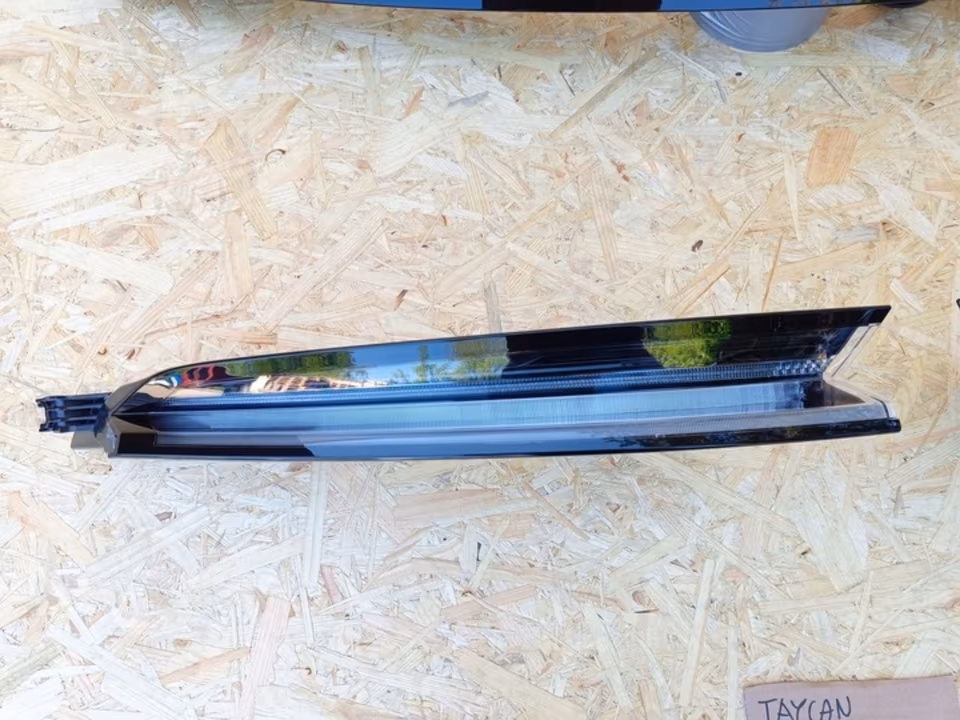 Porsche Taycan taillight EU - Image 4