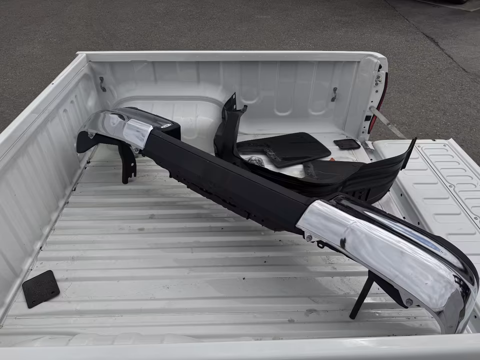 Toyota Hilux Double Cab flatbed - Image 3