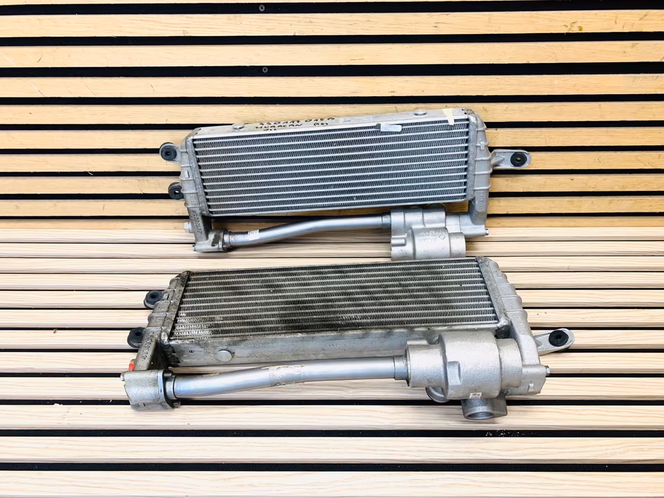 Lamborghini Huracan oil cooler 4S117015B - Image 2