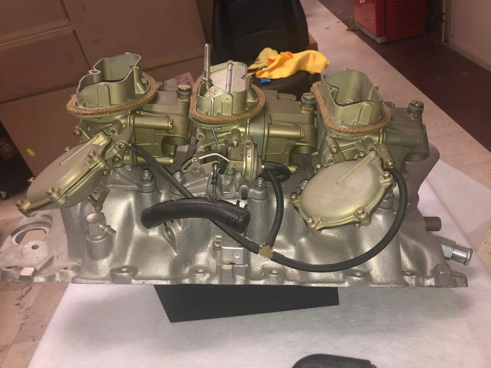 Chevrolet Corvette 427/435 Intake Manifold, Holley Carburetors, and Air Cleaner - Image 2