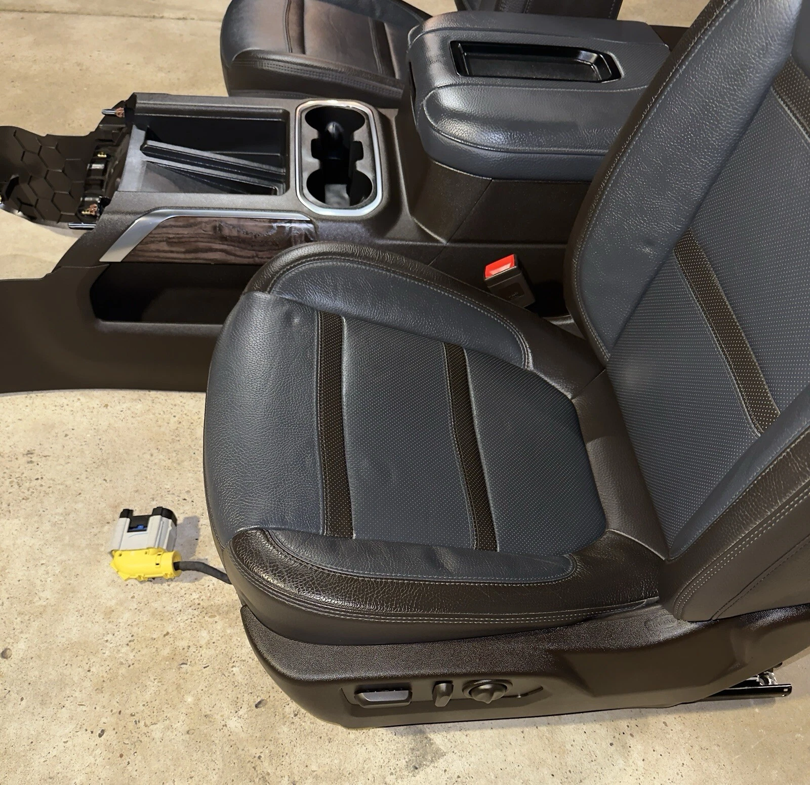 2019-2023 GMC Sierra Denali Dark Walnut/Dark Ash Grey Leather Seats With Console - Image 17