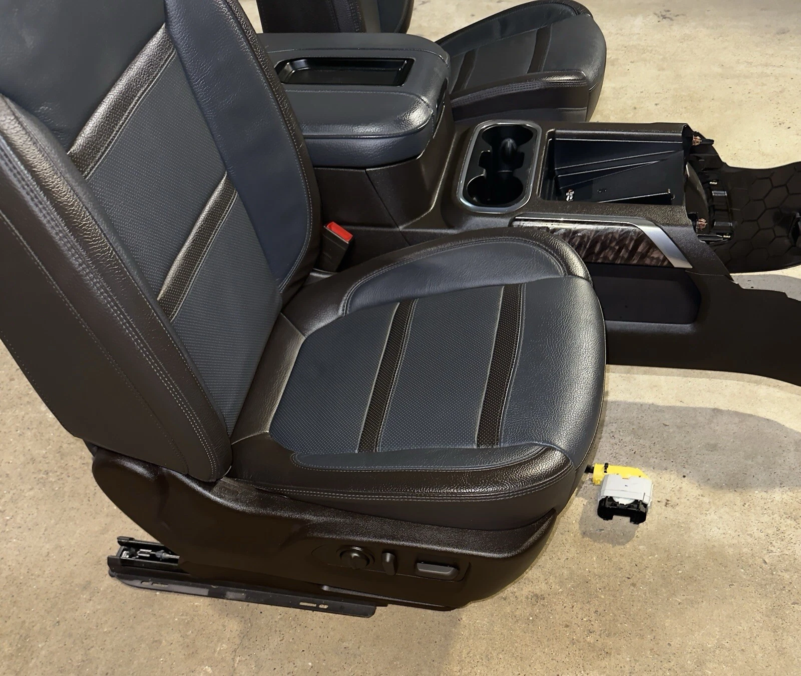 2019-2023 GMC Sierra Denali Dark Walnut/Dark Ash Grey Leather Seats With Console - Image 14