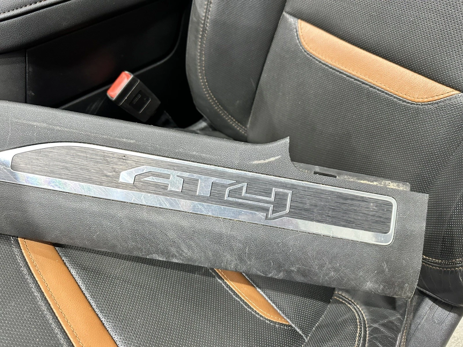 2021 SIERRA AT4 FRONT & REAR LEATHER SEATS BLACK KALAHARI HEATED & COOLED - Image 4