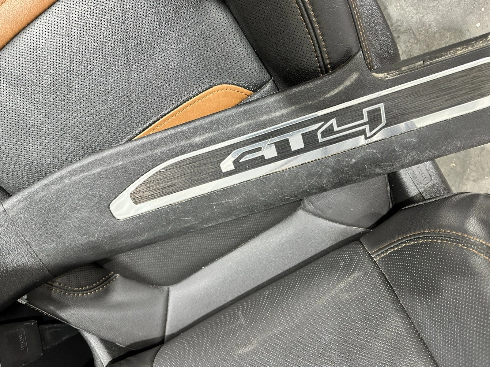 2021 SIERRA AT4 FRONT & REAR LEATHER SEATS BLACK KALAHARI HEATED & COOLED - Image 3