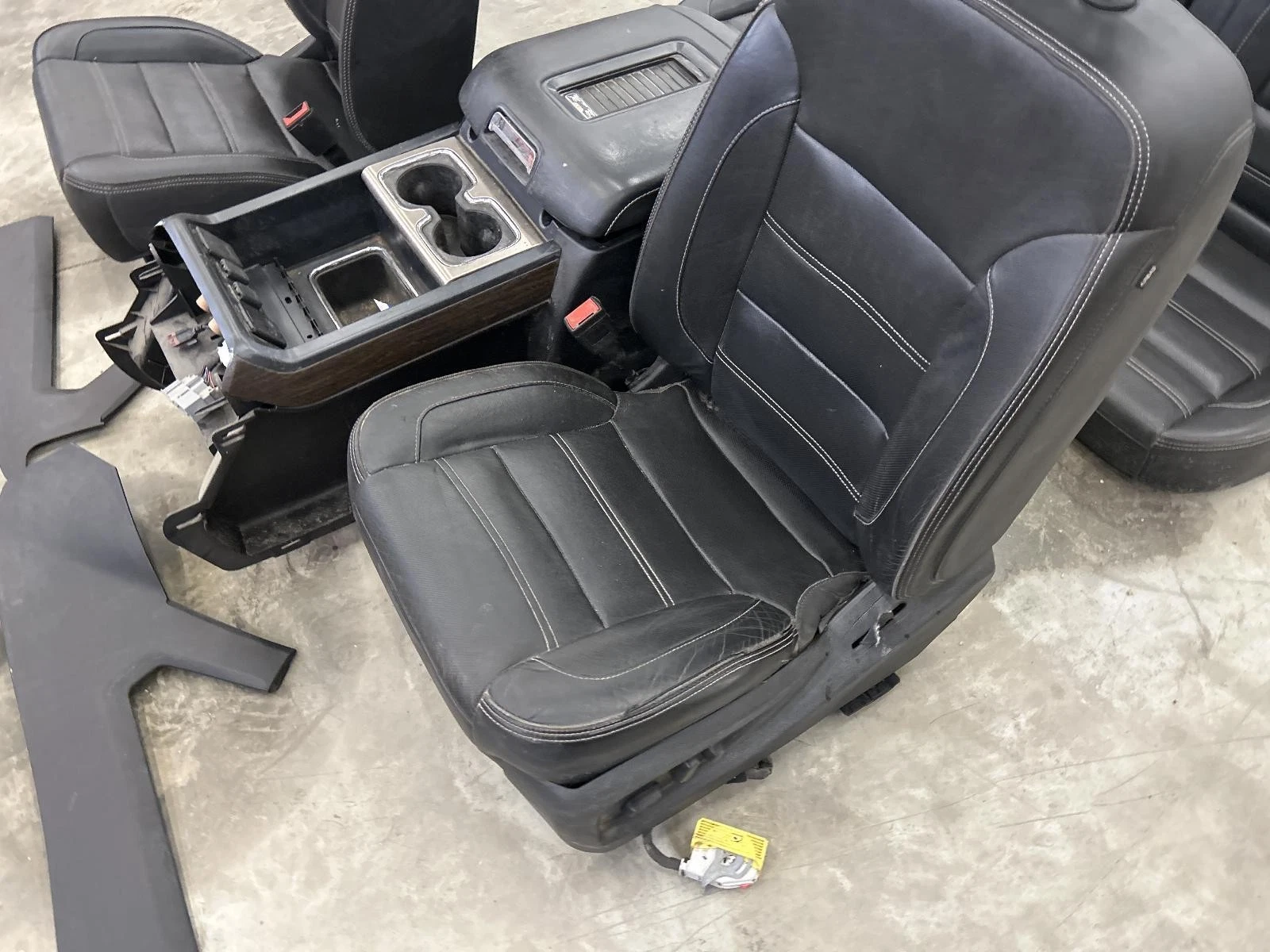 2015-2019 GMC Sierra Denali 2500 Complete Seat Set (Opt AN3) Denali Package. - Image 12