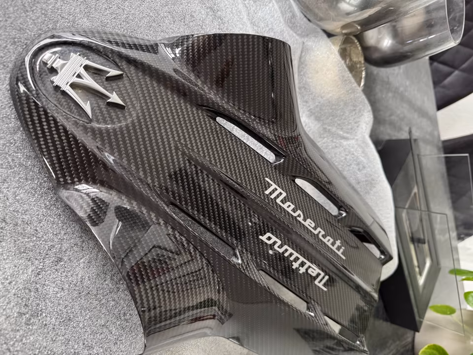 Maserati MC20 engine carbon cover - Image 4